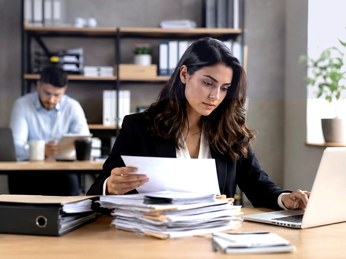 Discussion calme autour de documents